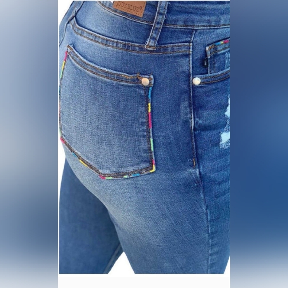 Judy Blue distressed skinny jeans. Embroidered color block pockets.